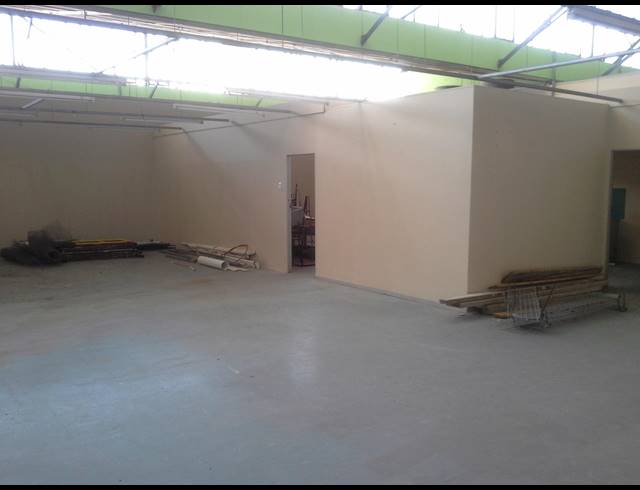 585M² FACTORY RENTED IN LANSDOWNE